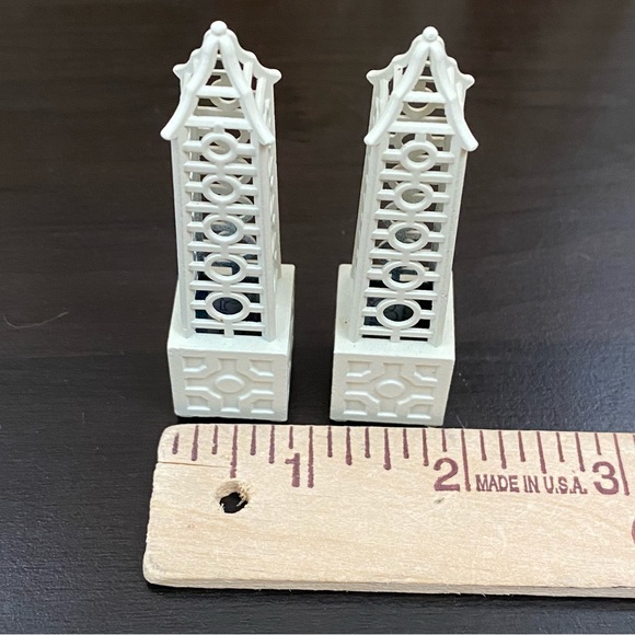 DEPARTMENT 56 Seasons Bay Set of 2 Lattice Obelisk - Picture 6 of 7